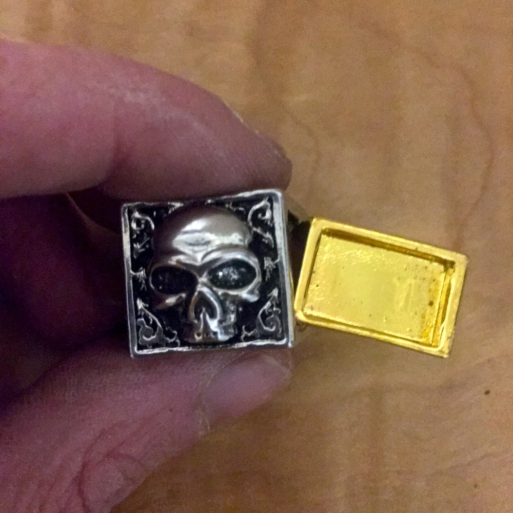 BOGO, Mens Skull Ring: with hidden compartment!